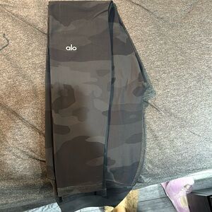 Alo yoga black camo legging